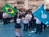 Estudantes com bandeiras